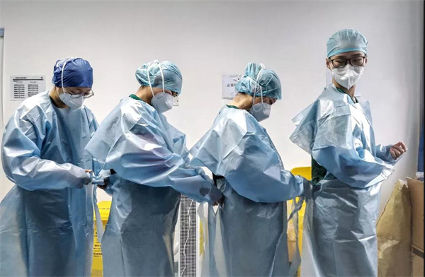四川省第三批援助湖北医疗队的队员进入武汉大学人民医院东院隔离病房前.jpg